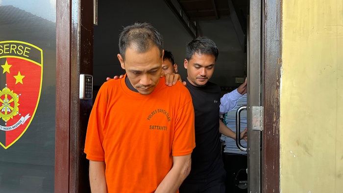 TAK BERKUTIK: Tersangka Abdus Syukur saat digiring polisi dari ruangan penyidik Satreskrim Polres Bangkalan Selasa (24/6). (ZEINAL ABIDIN/JPRM)