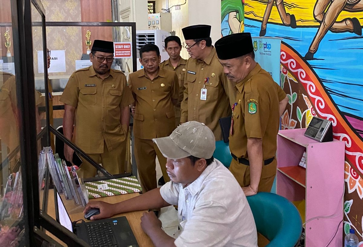 TURUN LANGSUNG: Sekkab Sumenep Edy Rasiyadi bersama jajaran kepala dinas saat mengecek layanan PBG dan PBHTB gratis untuk perumahan bagi masyarakat berpenghasilan rendah di MPP Kelurahan Pajagalan