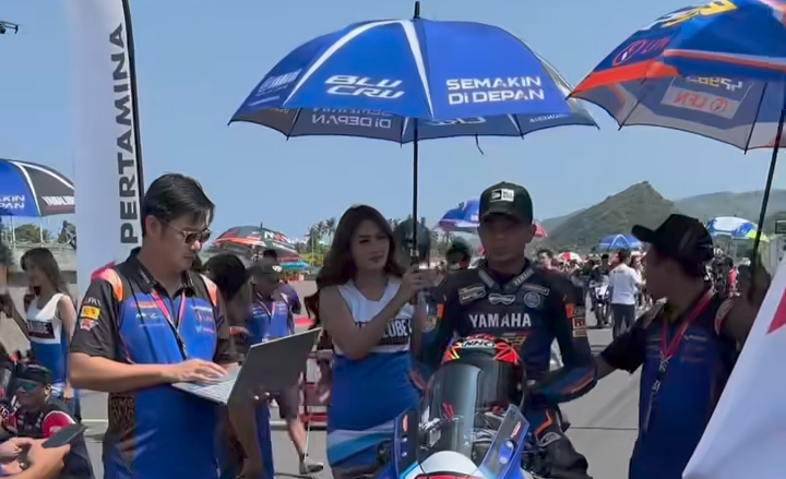 KEBANGGAAN WARGA SAMPANG: Robby Sakera bersiap di garis start pada ajang balapan Pertamina Mandalika Racing Series, Sabtu (21/6).