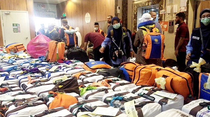 CEK KOPER: Petugas dan sejumlah jemaah sedang menata koper sebelum bergeser dari Madinah ke Makkah. (HALIM UNTUK JPRM)