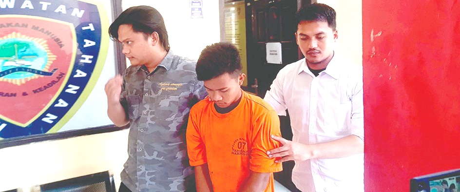 SADIS: Tersangka Rifqi Fauzan saat digiring ke ruang tahanan Mapolres Bangkalan Senin (23/6). (ZEINAL ABIDIN/JPRM)