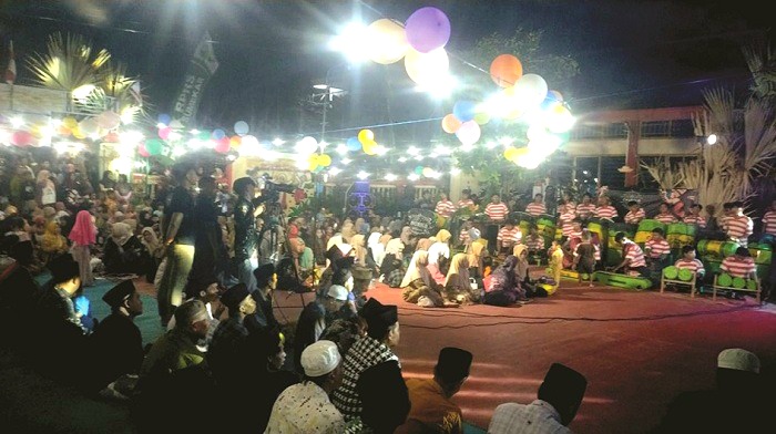 BERBUDAYA: Malam lepas bintang dan penobatan duta literasi dalam Festival Literasi dan Tradisi di SDN Moncek Timur, Lenteng, Sumenep, Minggu (22/6). (SDN MONCEK TIMUR UNTUK JPRM)