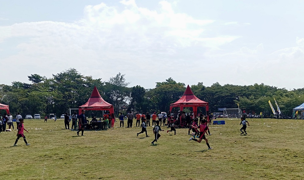 BEREBUT JUARA: Dua kesebelasan U-10 peserta Liga Anak Indonesia Regional Madura bertanding di lapangan SSC, Kota Sampang, Sabtu (21/6).