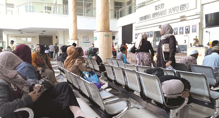 FASKES: Warga mengakses layanan kesehatan di RSUD Syarifah Ambami Rato Ebu Rabu (25/6). (M. KHOLIL RAMLI/JPRM)