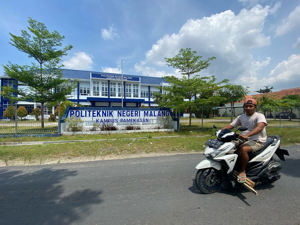 FASILITAS PENDIDIKAN: Warga melintas di depan Polinema Kampus Pamekasan, Jumat (25/4).