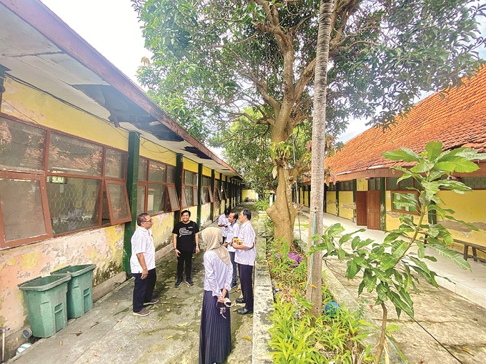 PENDIDIKAN: Dinsos dan Pusdatin Kemensos RI menyurvei lokasi Sekolah Rakyat di Desa Buddagan, Kecamatan Pademawu, Rabu (25/6). (AYU LATIFAH/JPRM)