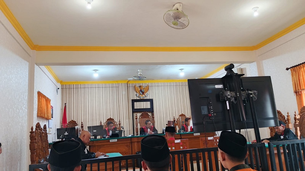 DIVONIS BERSALAH: Terdakwa S mengikuti sidang putusan di ruang sidang 1 Pengadilan Negeri (PN) Sumenep kemarin.