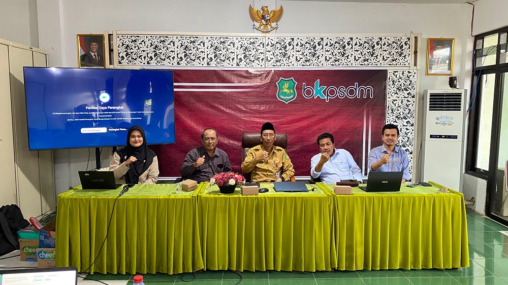 TURUN LANGSUNG: Sekretaris Komisi I DPRD Sumenep Saifur Rahman (kanan) bersama anggota Komisi I Ahmad Jasuli (dua dari kanan) serta jajaran timsel saat memantau CAT seleksi KI di kantor BKPSDM Sumenep
