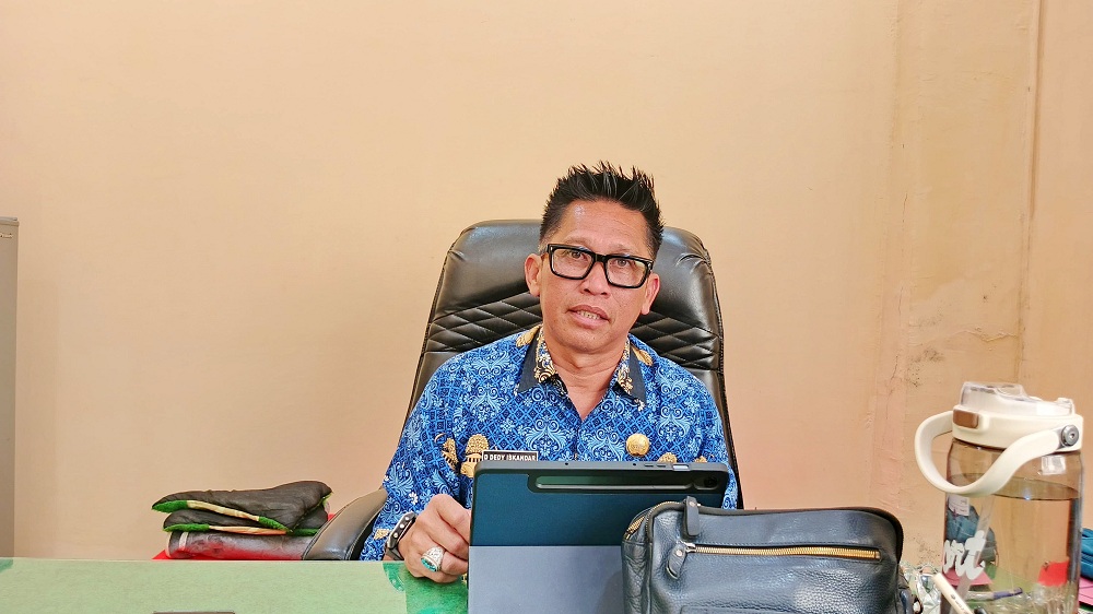 MENJELASKAN: Kabag Perekonomian dan SDA Setkab Sumenep Dadang Dedy Iskandar saat ditemui di ruangannya.