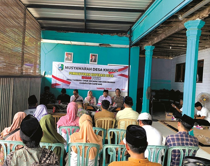 ANTUSIAS: Pemdes, forkopimcam, dan masyarakat mengikuti kegiatan pembentukan Kopdes Merah Putih di Balai Desa Tamberu Timur, Kecamatan Sokobanah, Rabu (28/5).
