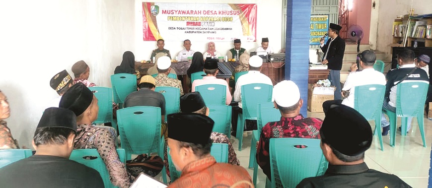 SEMANGAT: Warga mengikuti pembentukan Kopdes Merah Putih di Balai Desa Tobai Timur, Kecamatan Sokobanah, Sampang, Rabu (21/5).