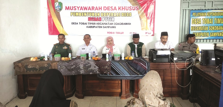 BERSINERGI: Pemdes Tobai Timur bersama forkopimcam menghadiri pembentukan Kopdes Merah Putih di Balai Desa Tobai Timur, Kecamatan Sokobanah, Sampang, Rabu (21/5).