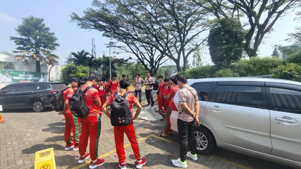 FOKUS: Pemain Tim Futsal Bangkalan mendengar arahan dari pelatih sebelum tampil melawan Kabupaten Ponorogo di Graha Polinema kemarin (25/6).