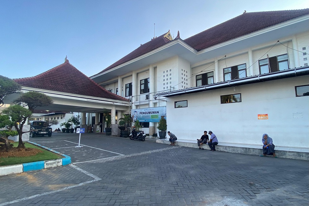 JUJUKAN KESEHATAN: RSUD dr H Slamet Martodirdjo (Smart) Pamekasan tampak dari depan.