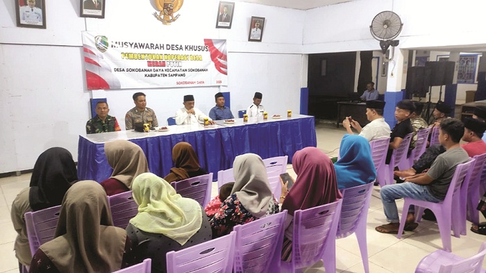 ANTUSIAS: Warga Desa Sokobanah Daya, Kecamatan Sokobanah, Sampang, mengikuti kegiatan pembentukan Kopdes Merah Putih di balai desa.