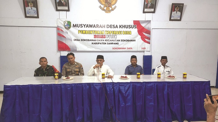 KOMPAK: Forkopimcam dan Pemdes Sokobanah Daya, Kecamatan Sokobanah, Sampang, mengikuti pembentukan Kopdes Merah Putih di balai desa.