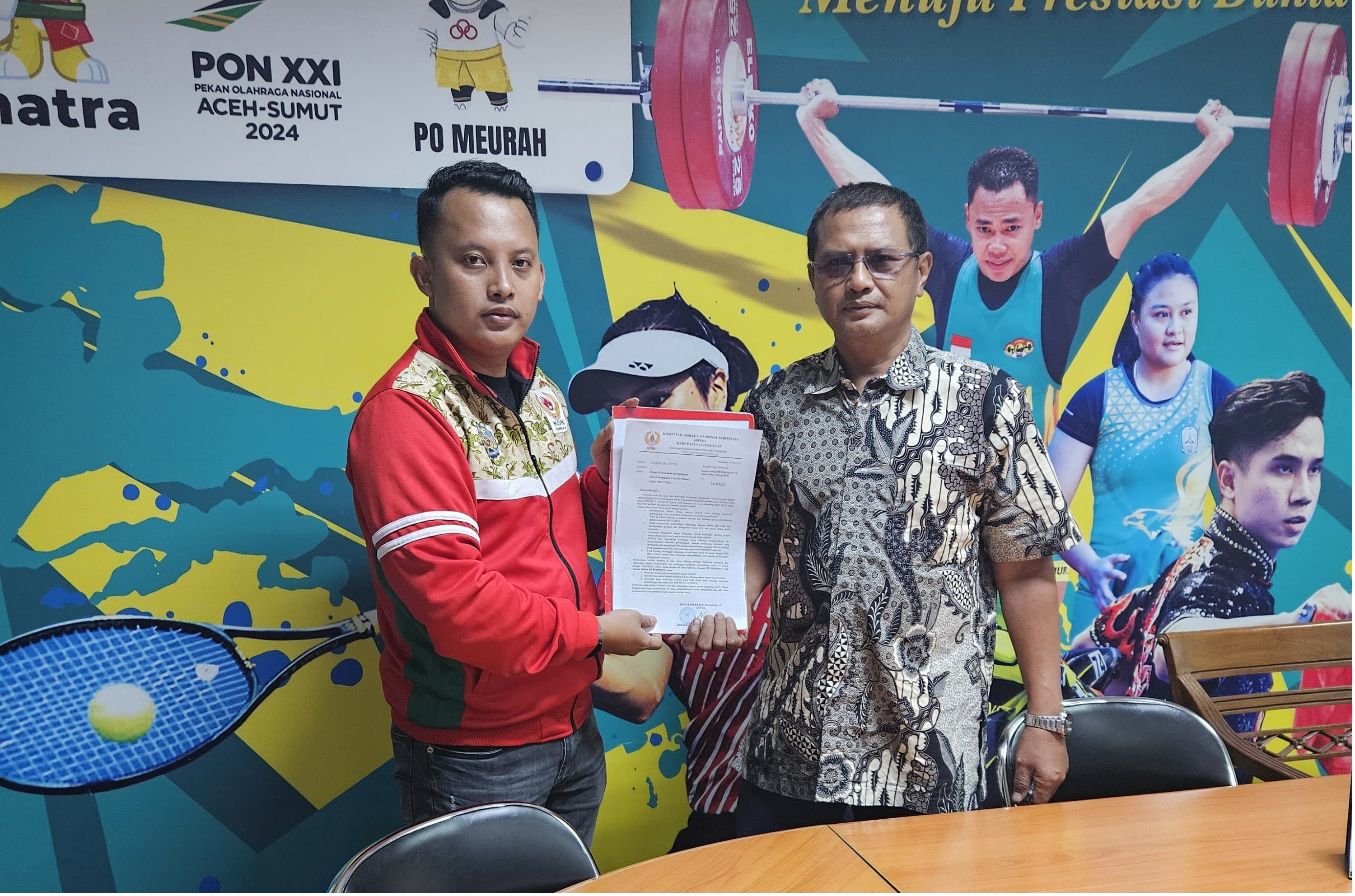KECEWA: Pengurus KONI Bangkalan Hasan (jaket merah) menyerahkan berkas protes kepada panitia, Selasa (24/6).