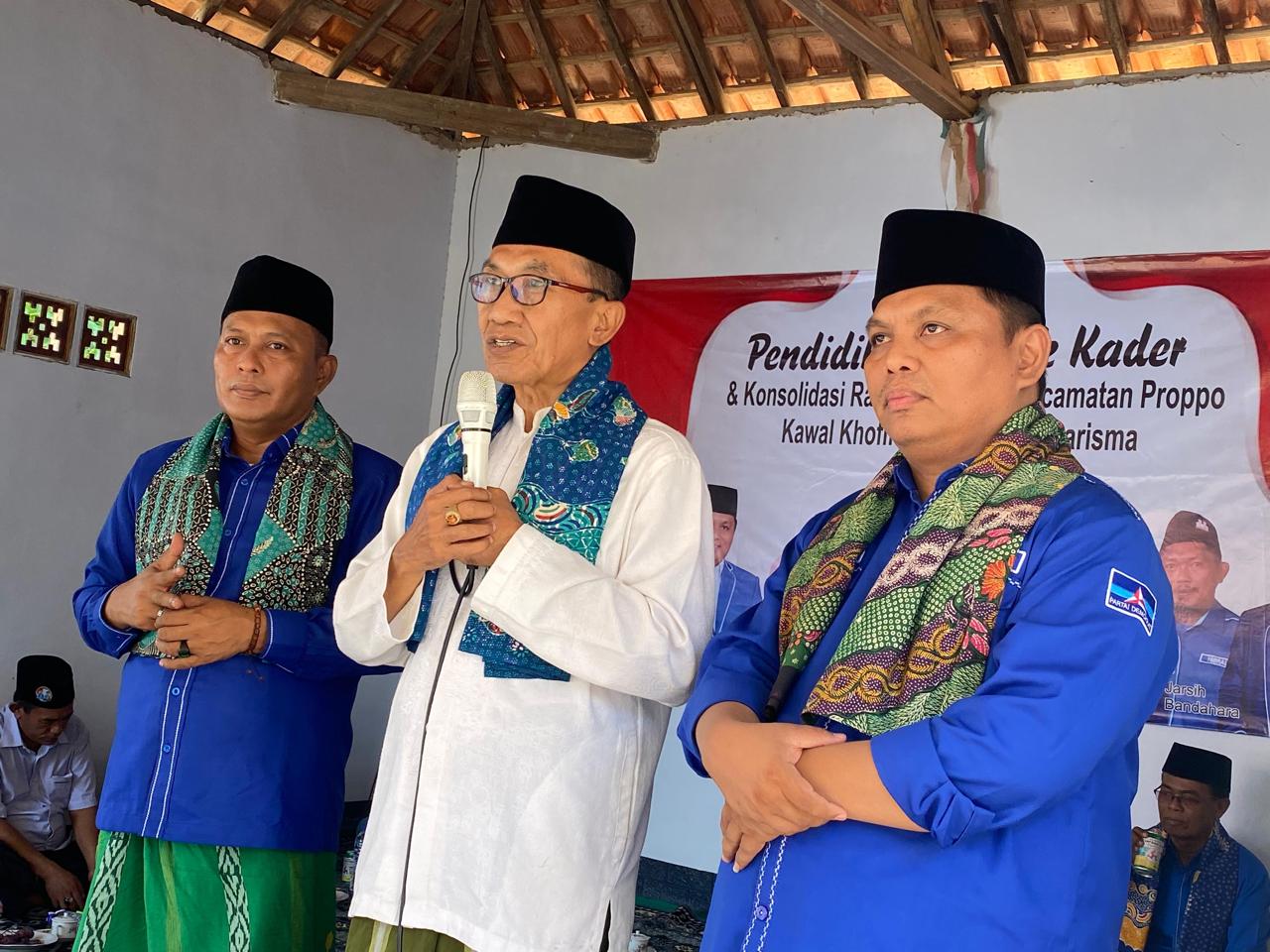 KEBIJAKAN: Ketua Demokrat DPC Pamekasan Ismail (kiri) berfoto dengan Bupati Pamekasan Kholilurrahman (tengah) didampini Wabup Sukriyanto di Kecamatan Proppo beberapa waktu lalu.