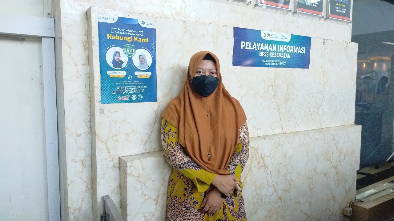 PERHATIAN: Anita, Petugas Pemberi Informasi dan Penanganan Pengaduan (PIPP) di RSUD Syarifah Ambami Rato Ebu (Syamrabu) Bangkalan.