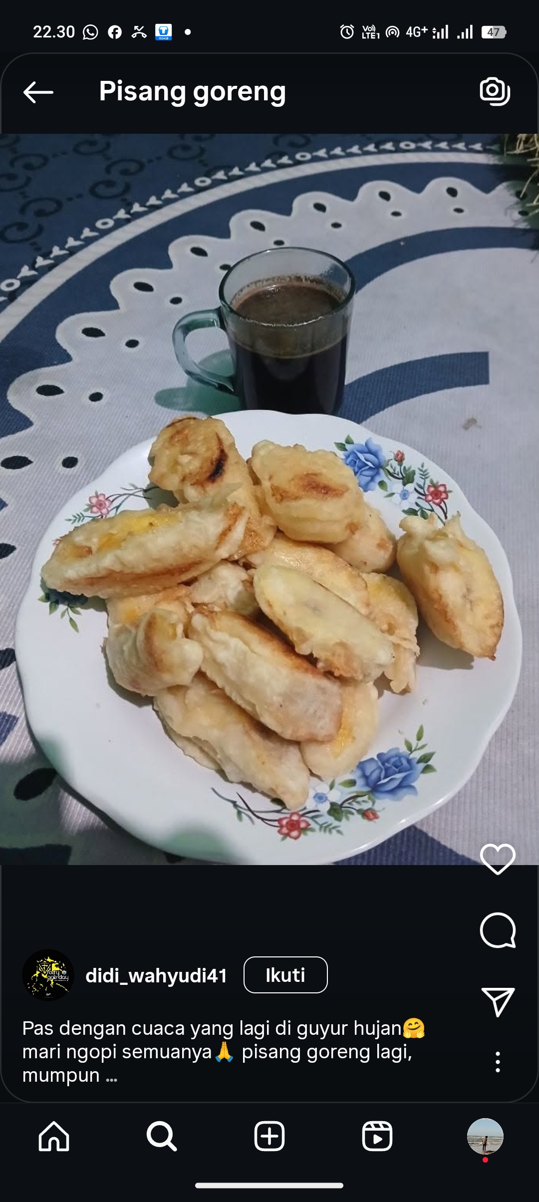 Pisang goreng dengan kopi emang paling pas
