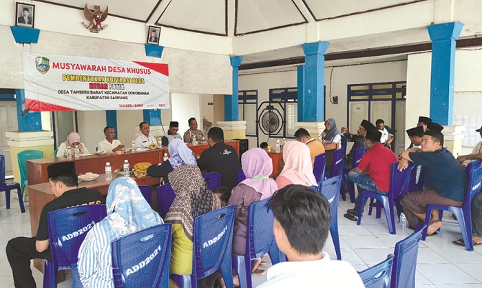 MEMBANGUN DESA: Warga mengikuti kegiatan pembentukan Kopdes Merah Putih di Balai Desa Tamberu Barat, Kecamatan Sokobanah, Sampang, Rabu (28/5).