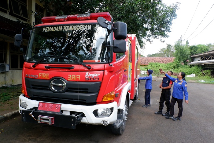 SERING RUSAK: Personel UPT Damkar Satpol PP Bangkalan menunjukkan armada yang sering mengalami kerusakan, Senin (16/6). (VIVIN AGUSTIN HARTONO/JPRM)