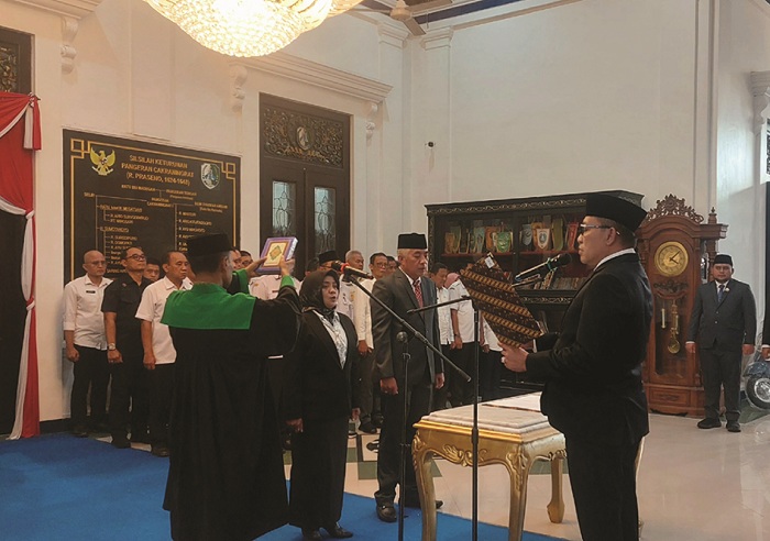 KHIDMAT: Direktur Perumda Air Minum Trunojoyo Amin Arif Tirtana (tiga dari kanan) saat dilantik di Pendopo Trunojoyo Sampang, Rabu (25/6).