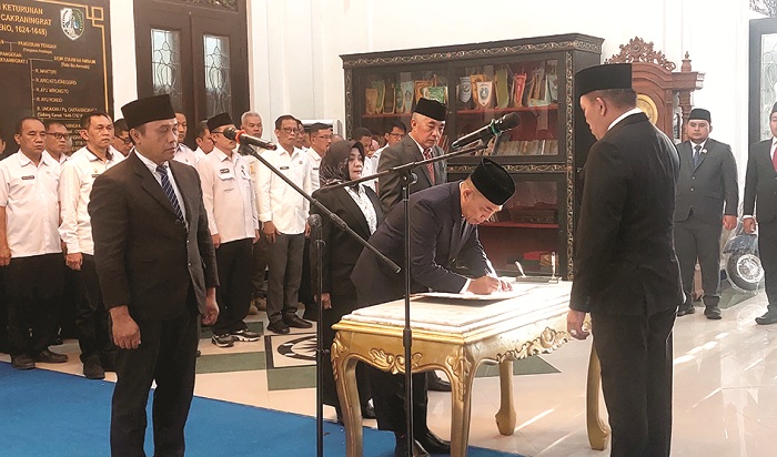 RESMI: Dirut PT GSM Tamsul (kiri depan) dan Direktur Operasional PT GSM Abd. Muhlis (dua dari kiri depan) dalam acara pelantikan di Pendopo Trunojoyo Sampang, Rabu (25/6/2025)