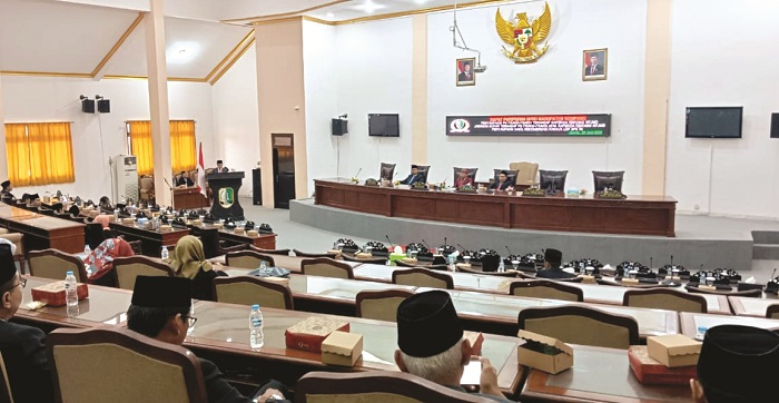 WAKIL RAKYAT: Sejumlah anggota legislatif dan pejabat Pemkab Sampang mengikuti sidang paripurna di kantor dewan, Jumat (20/6).