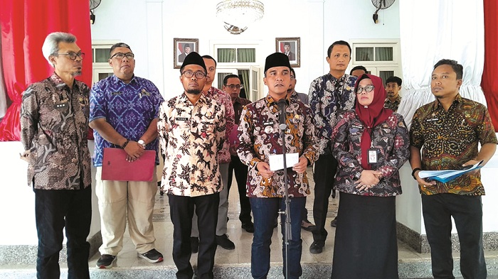 TERBUKA: Bupati Bangkalan Lukman Hakim menyampaikan keterangan resmi peluncuran pelaksanaan Anggaran Pendapatan dan Belanja Daerah (APBD) 2025 di Pendopo Agung, Kamis (26/6). (M. KHOLIL RAMLI/JPRM)