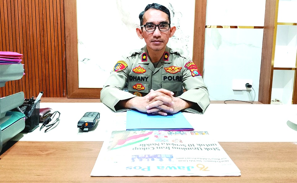 ANYAR: Wakapolres Sampang Kompol Dhany Rahadian Basuki saat ditemui di ruang kerjanya Kamis (26/6). (UBAIDILLAHIR RAIE/JPRM)