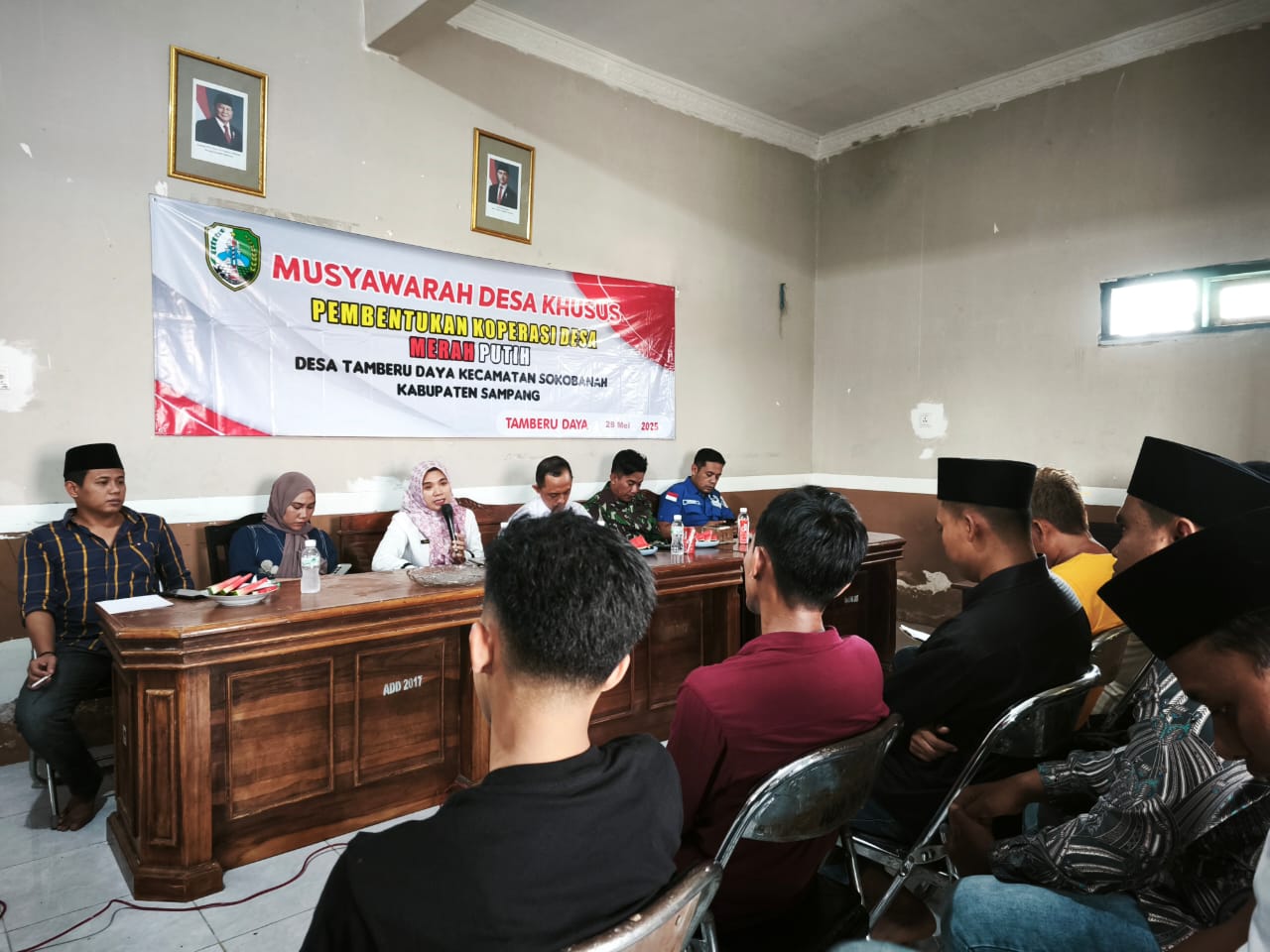 MEMBANGUN DESA: Warga antusias mengikuti kegiatan pembentukan Kopdes Merah Putih di Balai Desa Tamberu Daya, Kecamatan Sokobanah, Sampang, Rabu (28/5).