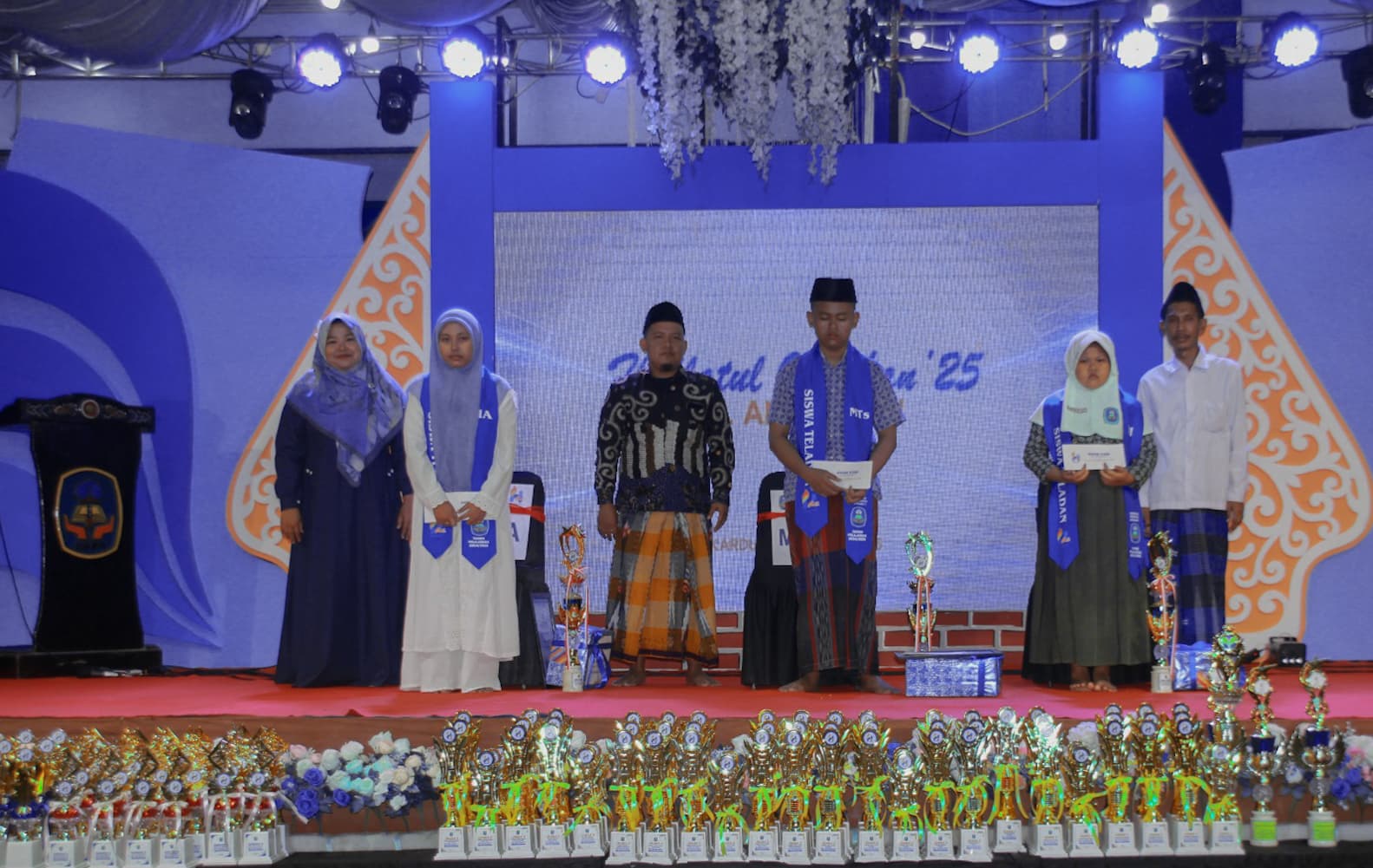 APRESIASI: Moh. Subhan foto bersama usai menyerahkan beasiswa dari CV Jawara Internasional Djaya di malam puncak Haflatul Imtihan An-Najah 1, Karduluk, Pragaan, Sumenep Kamis (26/6).