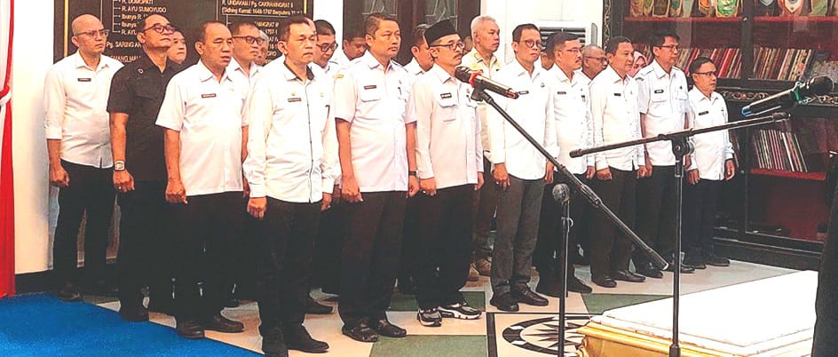 ABDI NEGARA: Pegawai pemkab mengikuti kegiatan pelantikan direksi BUMD di Pendopo Kabupaten Sampang, Rabu (25/6). (JUNAIDI PONDIYANTO/JPRM)
