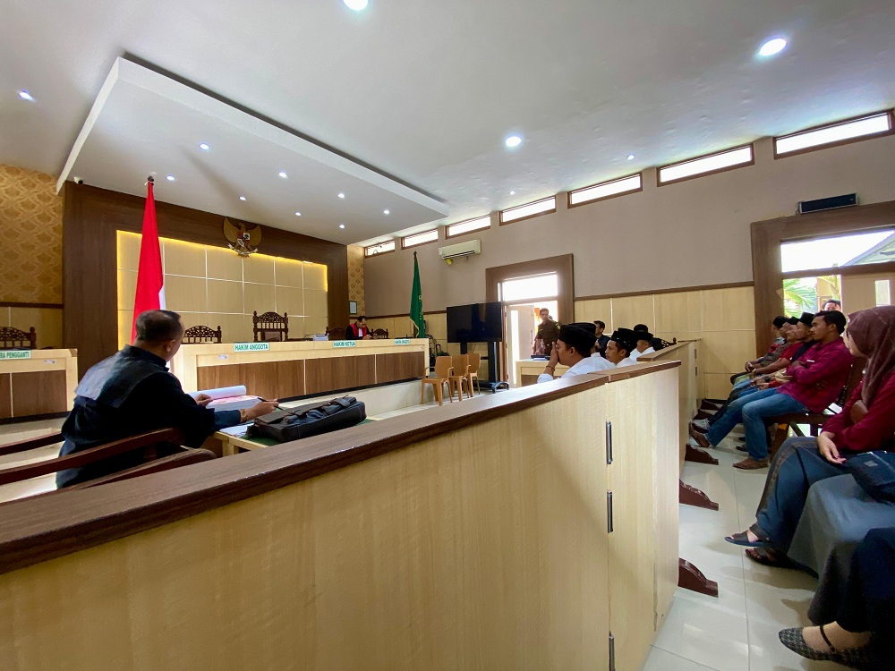 PEMBUKTIAN: Terdakwa saat mengikuti sidang lanjutan kasus dugaan pemalsuan surat di kantor PN Pamekasan kemarin.