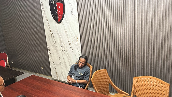AKUI KESALAHAN: Abdul Rozak, tersangka kasus pembunuhan dua sejoli di Perumahan Griya Anugerah Bangkalan saat diperiksa di ruangan penyidik satreskrim, Rabu (23/4). (ZEINAL ABIDIN/JPRM)
