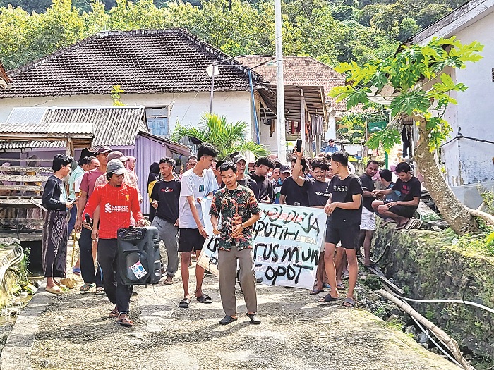 KECEWA: Masyarakat menyegel balai Desa Batuputih, Kecamatan Kangayan, Sumenep, Sabtu (28/6). (ANDIYANTO UNTUK JPRM)