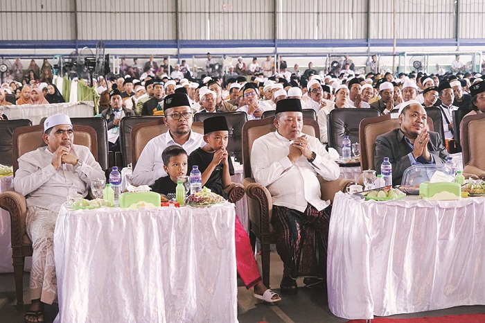 KHIDMAT: Dari kiri, KH Abdul Ghofur Maimoen, Ahmad Mahfudz, Slamet Junaidi, dan RKH Ach. Faisol Abdul Hamid berdoa dalam Silaturahmi dan Haul Masyayikh Bata-Bata di Sampang, Senin (30/6).