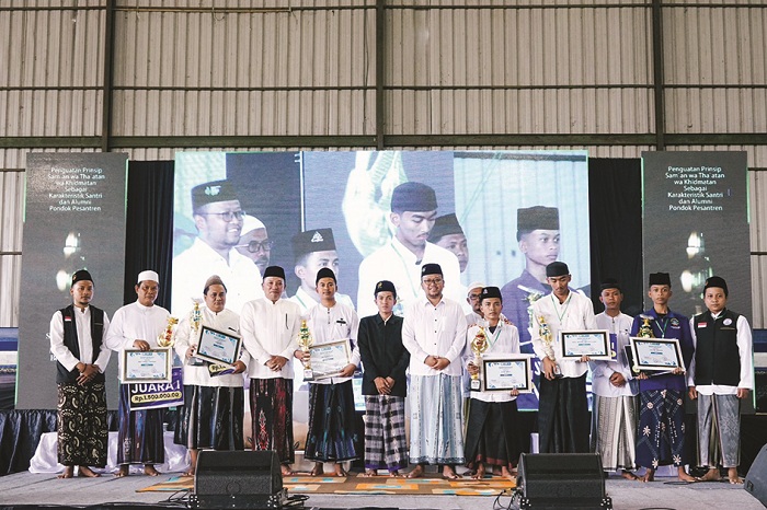 APRESIASI: Bupati Sampang Slamet Junaidi bersama Wabup Sampang Ahmad Mahfudz foto bersama pemenang lomba Maktuba di GOR Indor Sampang Senin (30/6). (PROKOPIM UNTUK JPRM)