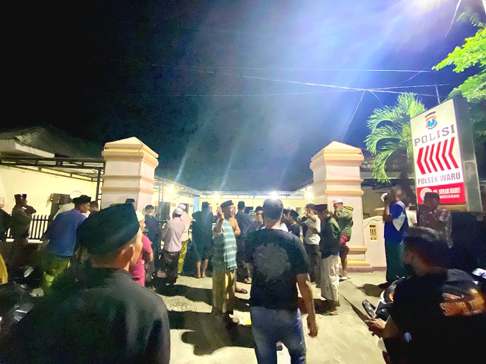 RAMAI: Warga memadati Kantor Polsek Waru, Jumat (27/6) malam. (MOH. IQBAL AFGANI/JPRM)