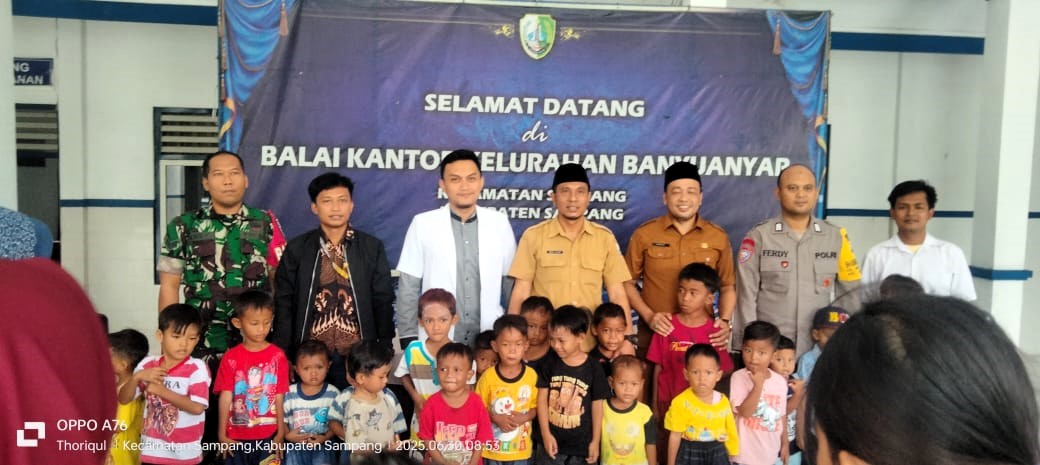 PEDULI: Tenaga Kesehatan RS Qonaah dan Forkopimcam Sampang berfoto bersama dengan anak yang dikhitan di kantor Kelurahan Banyuanyar Senin (30/6)