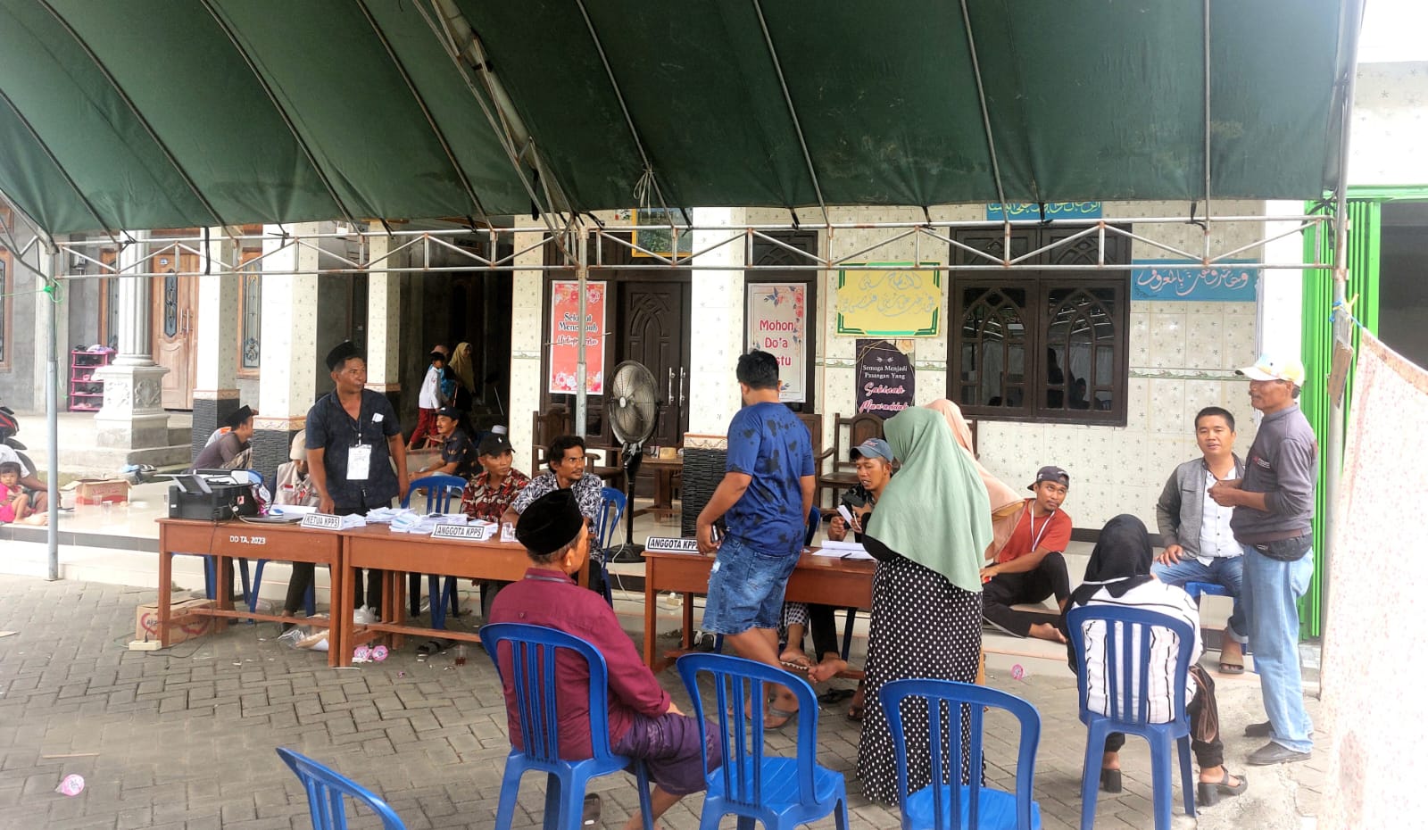 SADAR POLITIK: Warga menentukan hak pilihnya di TPS 03 Desa Pangongsean, Kecamatan Torjun, saat PSU Pilkada Sampang 2024, Senin (2/12/2024).