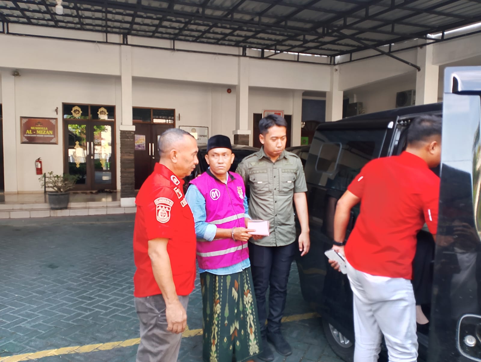 DIHUKUM: Syaifuddin digiring petugas saat diamankan di Kejari Sampang, Jumat (28/2).