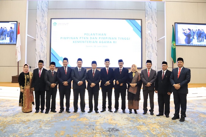SUKSES: Rektor UIN Madura Dr Saiful Hadi, M.Pd berfoto bersama Menteri Agama Prof Nasaruddin Umar (enam dari kiri) dan rektor lain setelah prosesi pelantikan di Jakarta, Senin (30/6). (UIN MADURA)