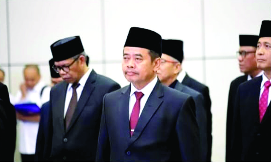EMBAN AMANAH: Rektor UIN Madura Dr Saiful Hadi, M.Pd mengikuti prosesi pelantikan di Jakarta, Senin (30/6). (UIN MADURA UNTUK JPRM)