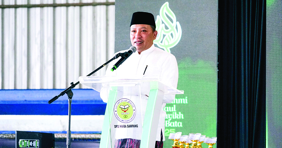 BERWIBAWA: Bupati Sampang Slamet Junaidi menyampaikan sambutan dalam acara Silaturahmi Alumni dan Haul Masyayikh Pondok Pesantren Mambaul Ulum Bata-Bata di GOR Indoor Sampang, Senin (30/6). (PROKOPIM)