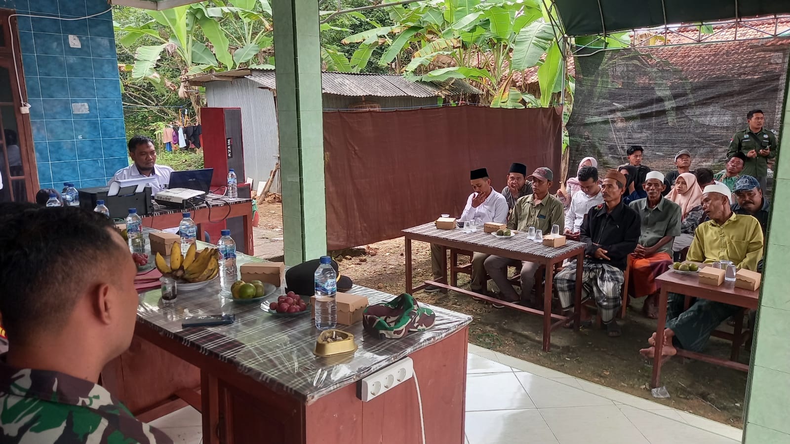 BERDISKUSI: Suasana musyawarah pembentukan Kopdes Merah Putih di Desa Patapan, Kecamatan Torjun, Rabu (28/5).