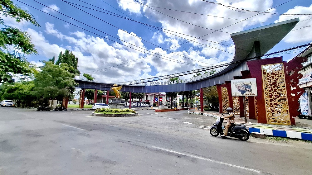 PUSAT PEMERINTAHAN: Pengendara melintas di depan kantor Pemkab Sumenep yang berlokasi di Jalan Dr Cipto, Desa Kolor, Kecamatan Kota, kemarin.