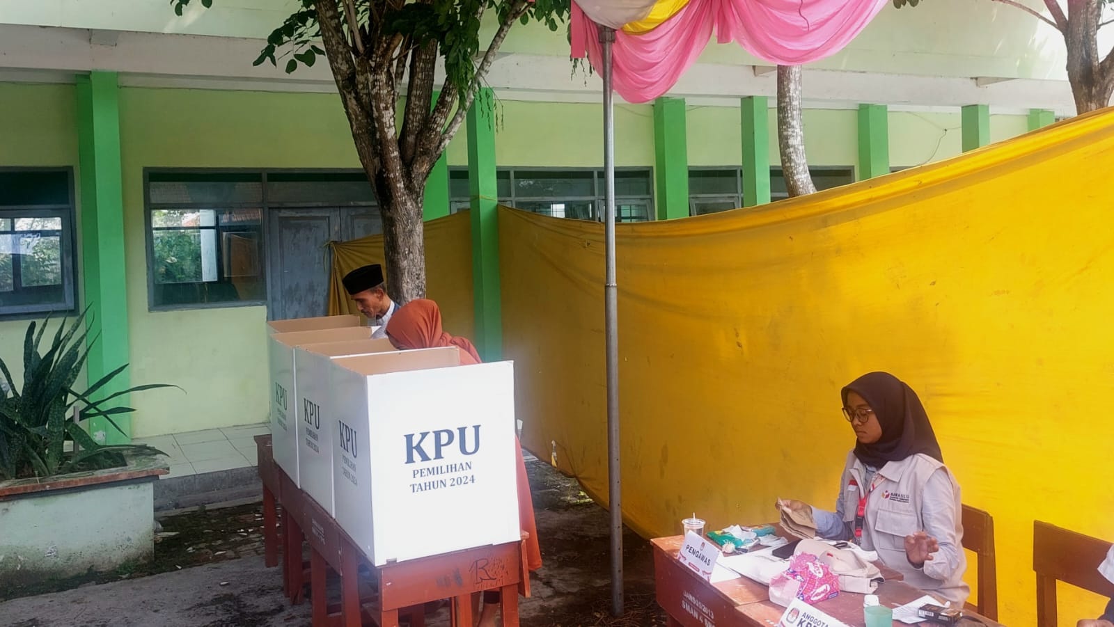 TERTIB: Warga saat mencoblos di TPS 09 Kelurahan Karang Dalem, Kecamatan Sampang, Rabu (27/11/2024).