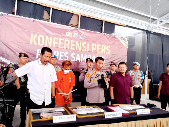 PASRAH: Tersangka Agus (seragam oranye) diamankan polisi di Polres Sampang, Rabu (23/4). (UBAIDILLAHIR RAIE/JPRM)